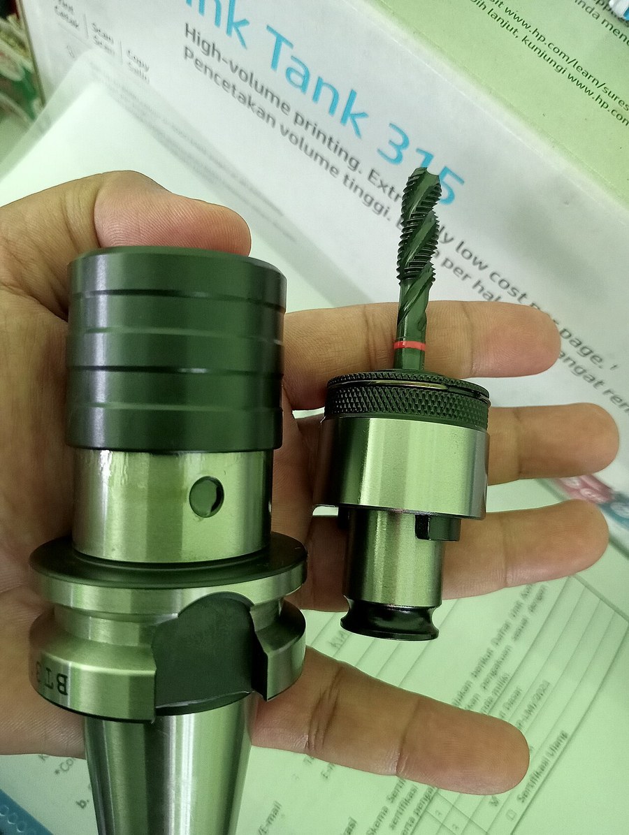 図1 工作機械の送り軸を支えるボールねじ。鋼球が谷間を転がり、回転を直線の動きに変える。