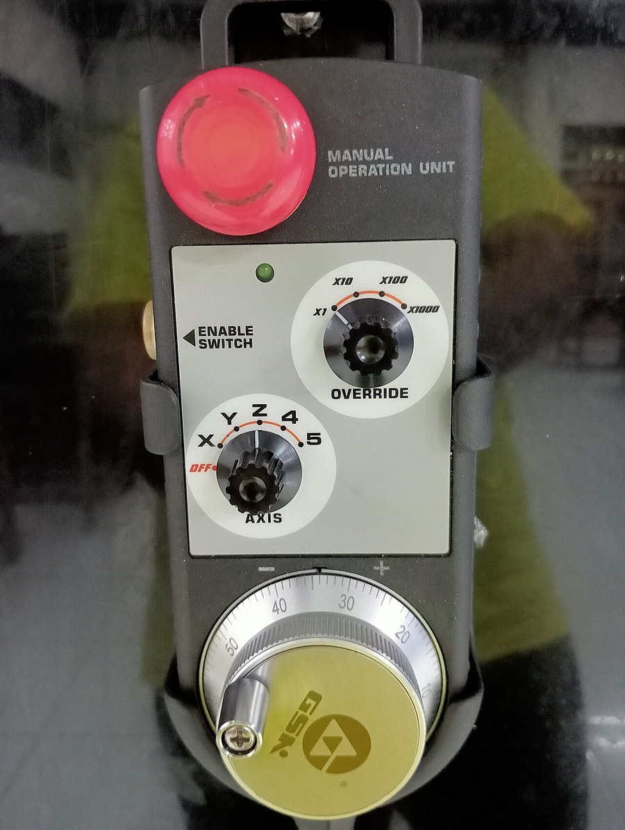 図2 手動パルス発生器(MPG)。オペレータがダイヤルを回し、軸をミクロン単位で動かす現場の道具。