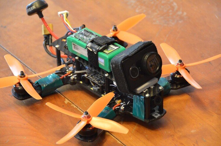 図2 5インチ機の主要部品。フレーム・モーター・ESC・フライトコントローラ・映像系・電源系の六つで機体が形になる。